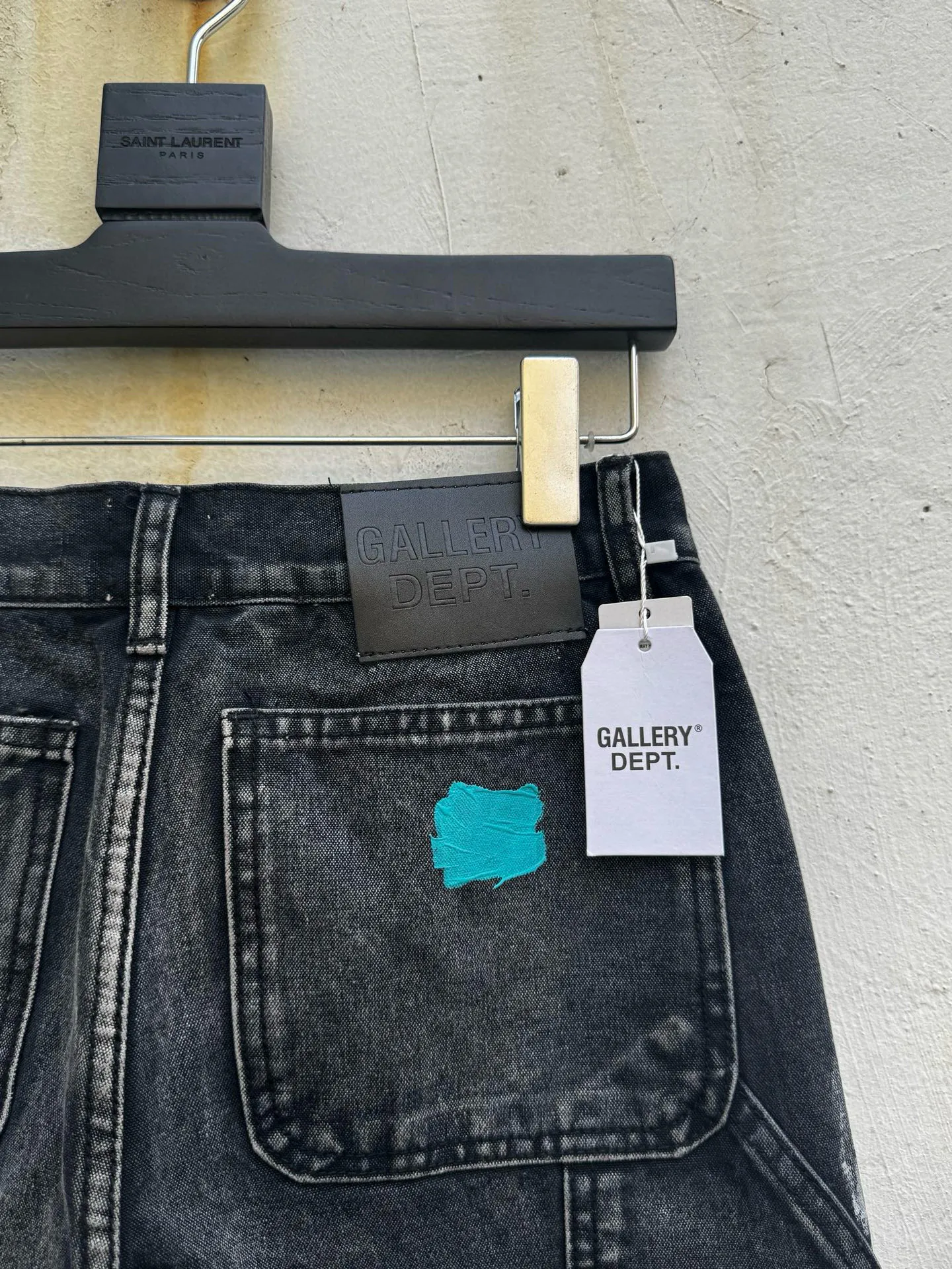 P250💰G95 GALLERY DEPT. Spliced ​​patches, ink-splashed denim bell-bottoms, washed distressed spliced ​​jeans, denim washing factory. During the process, the owner of the washing factory helped introduce a boss who once worked at the Levi OEM factory and then started his own business. This also paved the way for the following styles. Therefore, Levi's remodeled single product for the base plate is really familiar. Whether it is the fabrics supplied or the lathes used in production, there is nothing to choose from. -Color: Black -Size: S-XXL (corresponding to 28-36)
